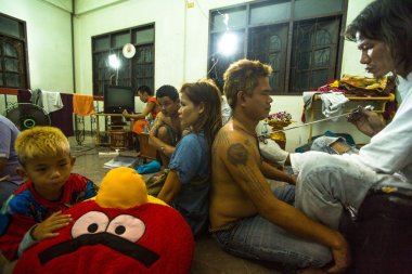 Tanımlanamayan keşiş geleneksel yantra dövme yapar