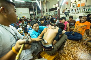 Tanımlanamayan keşiş geleneksel yantra dövme yapar