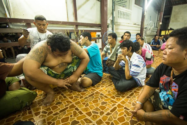 Oidentifierade munk gör traditionella yantra tatuering — Stockfoto