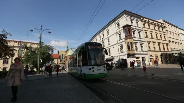 Una de las calles en el centro histórico de Cracovia — Vídeo de stock