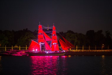 beyaz geceler Festivali sırasında kutlama kırmızı yelken göster
