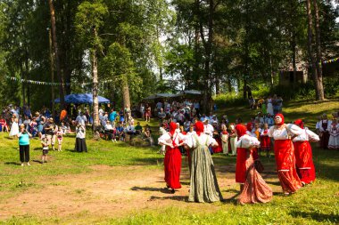 Yerel halkın Ivan kupala günü kutlanıyor