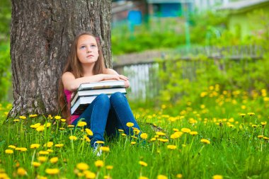 Park kitaplar ile yorgun teen kız