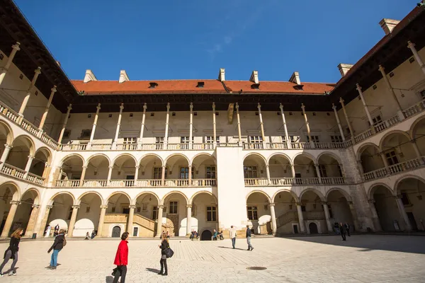 Patio interior del palacio real en Wawel — Foto de Stock