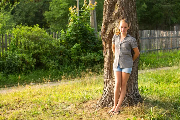 若いきれいな公園で十代の少女 — ストック写真