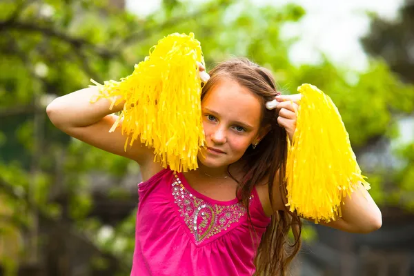 Porträt eines schönen lustigen Teenie-Mädchens im Garten — Stockfoto