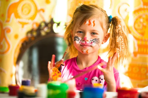 Piccolo bambino divertente che disegna la vernice con vernice di faccia — Foto Stock