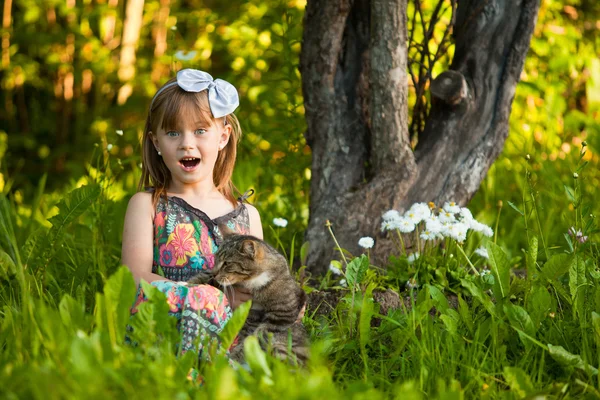 Niña cachonda jugando con un gato en el parque — Foto de Stock