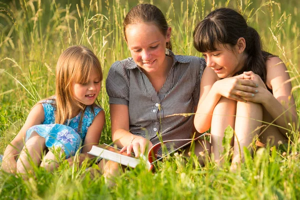 Children reading book — Stock Photo, Image