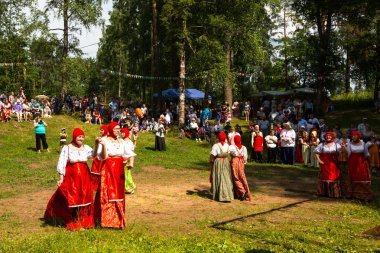 Yerel halkın Ivan kupala günü kutlanıyor