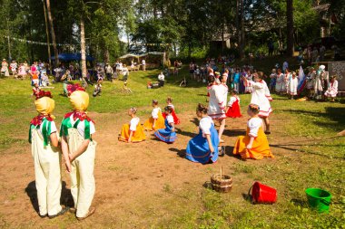 Yerel halkın Ivan kupala günü kutlanıyor