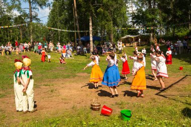 Yerel halkın Ivan kupala günü kutlanıyor