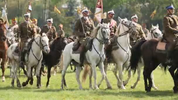Fiesta de los participantes de la caballería polaca en el centro histórico de la ciudad, sep 22, 2013 en Cracovia, Polonia. — Stok video