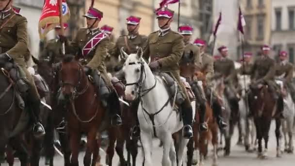 Fête des participants de la cavalerie polonaise dans le centre historique de la ville, 22 sept. 2013 à Cracovie, Pologne — Video
