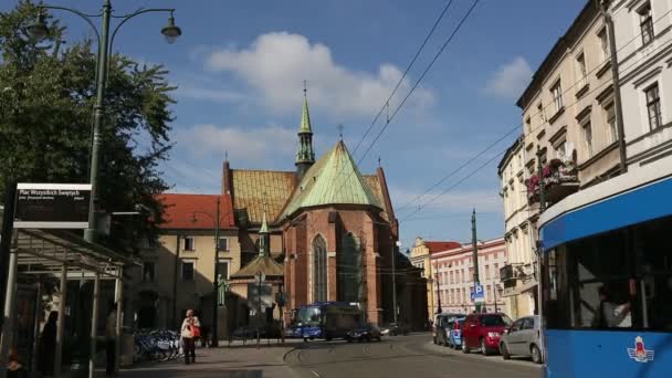 En av gatorna i historiska centrum av krakow — Stockvideo