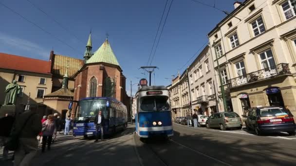 Uma das ruas no centro histórico de Cracóvia — Vídeo de Stock