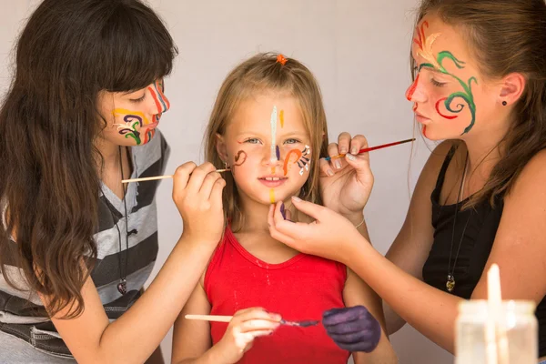 Duas meninas brincando com pintura com a irmã . — Fotografia de Stock