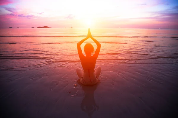 Yoga woman on the beach — Stock Photo, Image
