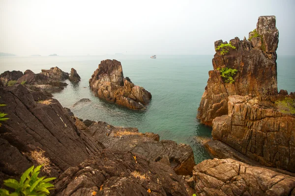 Rocas en la costa del Golfo de Tailandia . — Foto de Stock