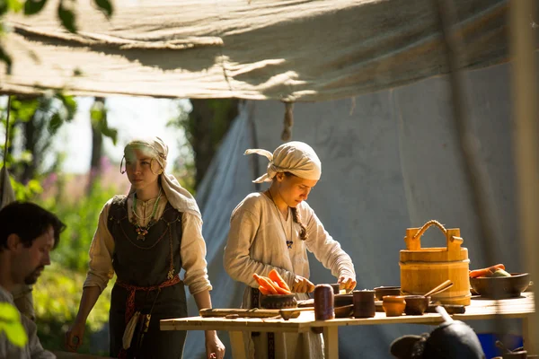 Participantes não identificados durante o festival histórico internacional da cultura medieval Ladogafest — Fotografia de Stock