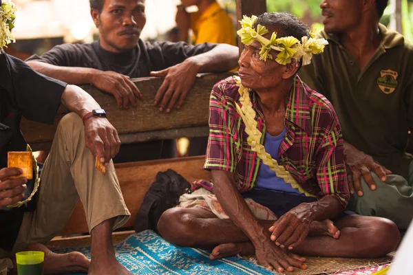 Homem não identificado Orang Asli em sua aldeia — Fotografia de Stock