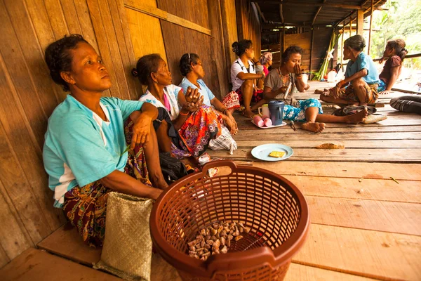 Niet-geïdentificeerde mensen orang asli in zijn dorp — Stockfoto