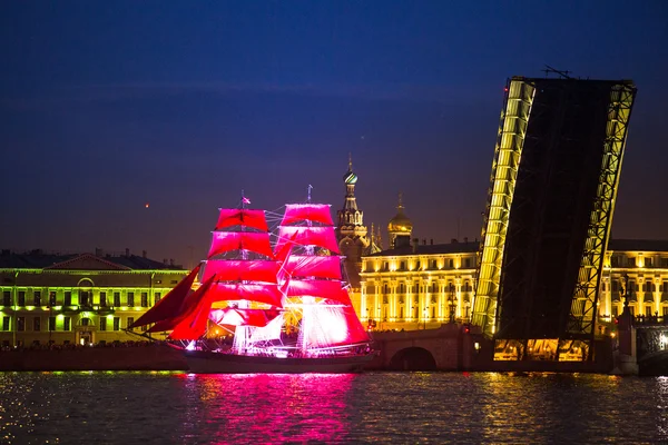 緋色の帆を示す白い夜の祭りの期間中のお祝い — ストック写真