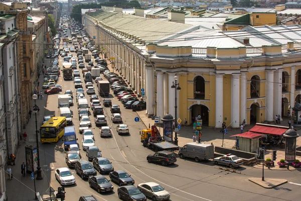 Carros fica em engarrafamento no centro da cidade — Fotografia de Stock