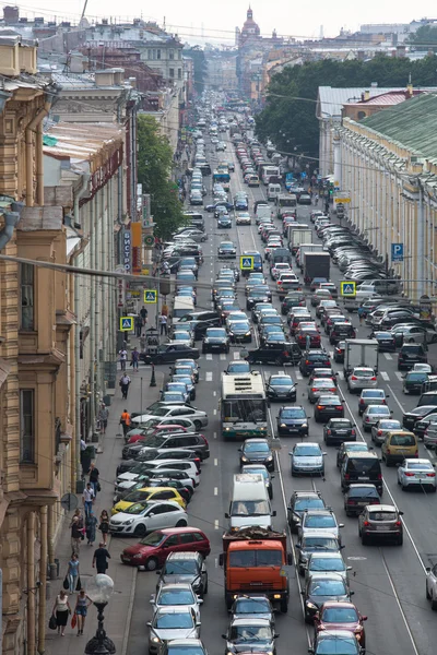 Автомобили стоят в пробке в центре города — стоковое фото