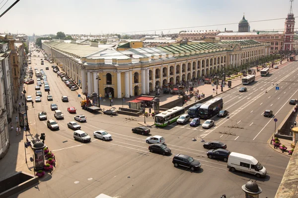 Ovanifrån av metro och Galleria gostiny dvor — Stockfoto