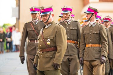 Polonyalı Süvari Ulusal Müzesi'nde kimliği belirsiz katılımcıları bayram