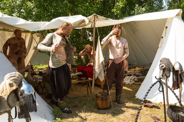 Participantes não identificados durante o festival histórico internacional da cultura medieval Ladogafest-2013 — Fotografia de Stock