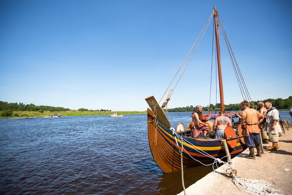 Niet-geïdentificeerde deelnemers tijdens van internationale historische festival van middeleeuwse cultuur ladogafest-2013 — Stockfoto