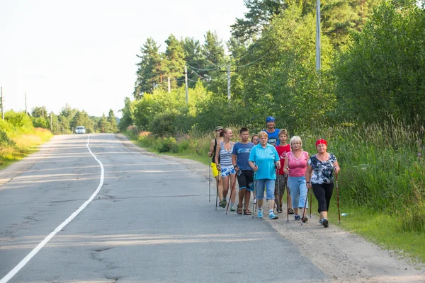 Неизвестные участники во время местных соревнований по скандинавской ходьбе, посвященных Дню здоровья — стоковое фото
