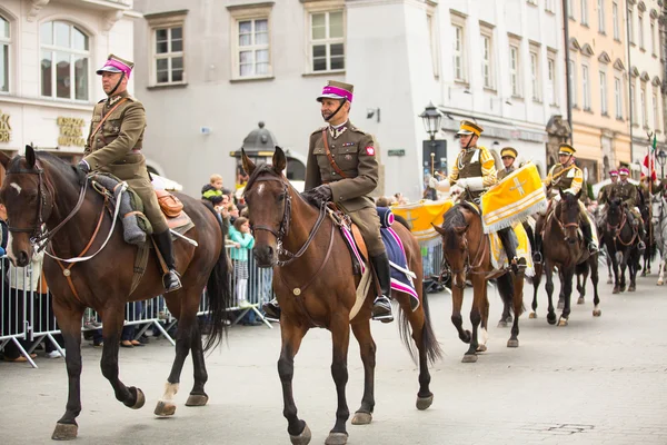 Niet-geïdentificeerde deelnemers feest van de Poolse cavalerie in het historische centrum — Stockfoto