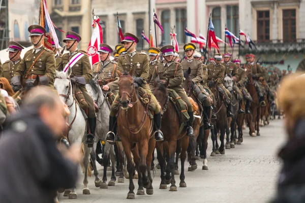 Festa de participantes não identificados da cavalaria polonesa no centro histórico da cidade — Fotografia de Stock