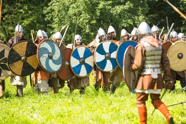 Unbekannte Teilnehmer während des internationalen historischen Festivals der mittelalterlichen Kultur ladogafest-2013 — Stockfoto