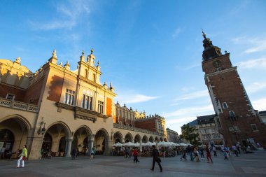 Ana market square (rynek) Rönesans kumaşçılarının hall (sukiennice), Krakow, Polonya ile görünüm.