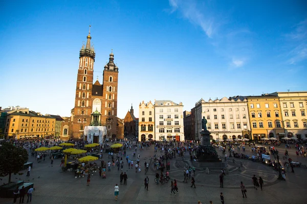 Mariakyrkan i historiska centrum av Krakow — Stockfoto