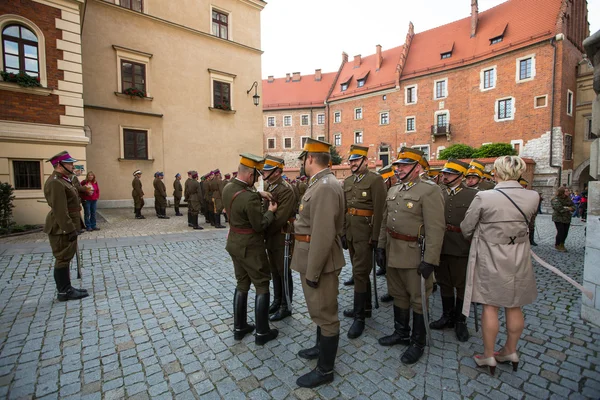 Festa de participantes não identificados da cavalaria polonesa no Museu Nacional em Cracóvia, Polônia . — Fotografia de Stock