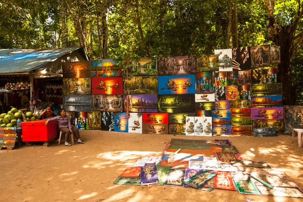 Neidentifikovaný prodávající obrázek kambodžské ulici v angkor wat v siem sklízet, Kambodža. — Stock fotografie