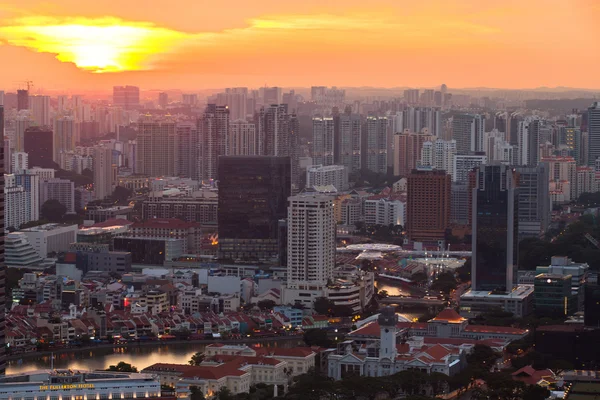 Een uitzicht op stad vanaf dak marina bay hotel op singapore. — Stockfoto