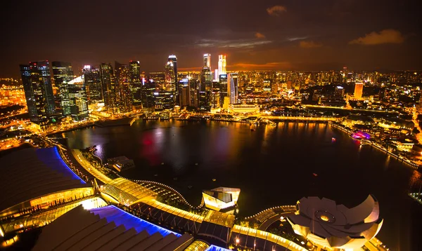 Blick auf die Stadt vom Dach des Marina Bay Hotels auf Singapore. — Stockfoto