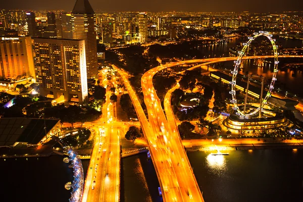 Een uitzicht op stad vanaf dak marina bay hotel op singapore. — Stockfoto