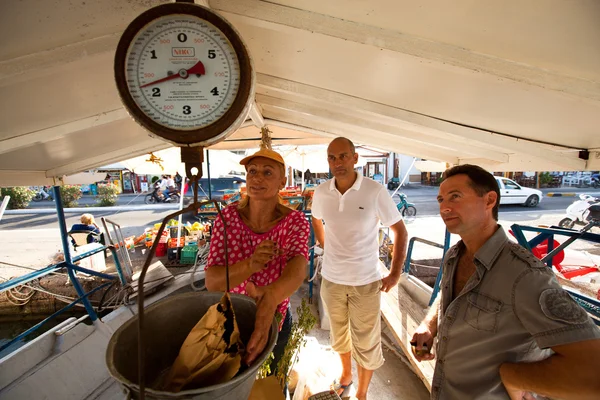 Αγνώστων στοιχείων πωλητής στην αγορά στην προκυμαία στον πόρο, Ελλάδα. — Φωτογραφία Αρχείου