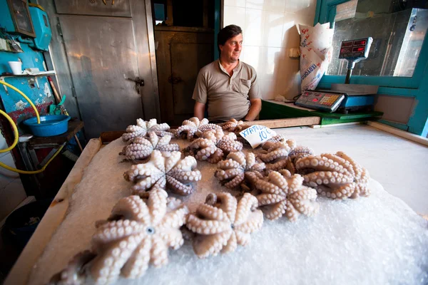 Um vendedor não identificado no mercado à beira-mar em Poros, Grécia . — Fotografia de Stock