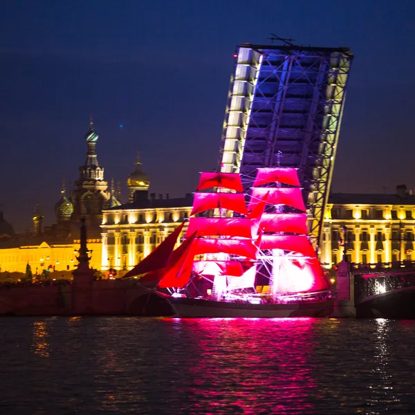 Viering dieprode zeilen Toon tijdens de witte nachten festival, Sint-petersburg, Rusland — Stockfoto