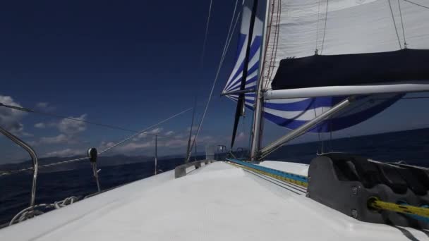 Navegar en el viento a través de las olas (HD ) — Vídeo de stock