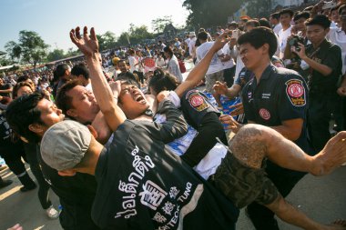 Tanımlanamayan katılımcı ana gün tören mümkün khong khuen de nakhon chai, Tayland.