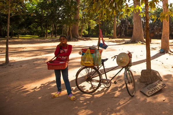Venditore ambulante cambogiano non identificato in Angkor Wat a Siem Reap, Cambogia — Foto Stock